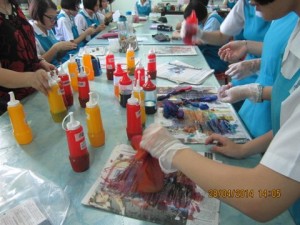 The members helped the teacher in-charged to prepare the dyes.