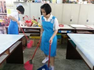 Everyone helps to clean up the Bilik Seni.